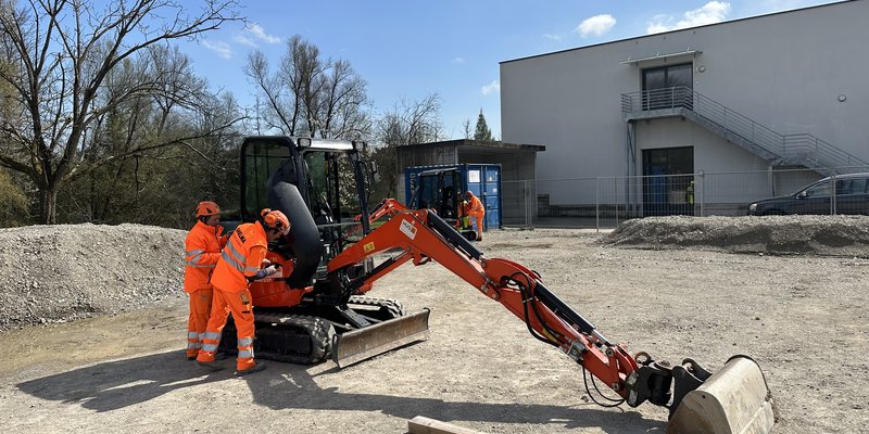 Baumaschinen sicher einsetzen – Ausbildung schützt Leben